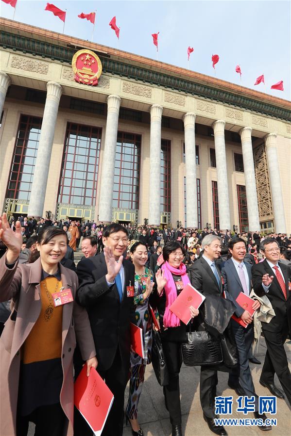 （兩會(huì)·人大閉幕）（16）十二屆全國(guó)人大五次會(huì)議在北京閉幕