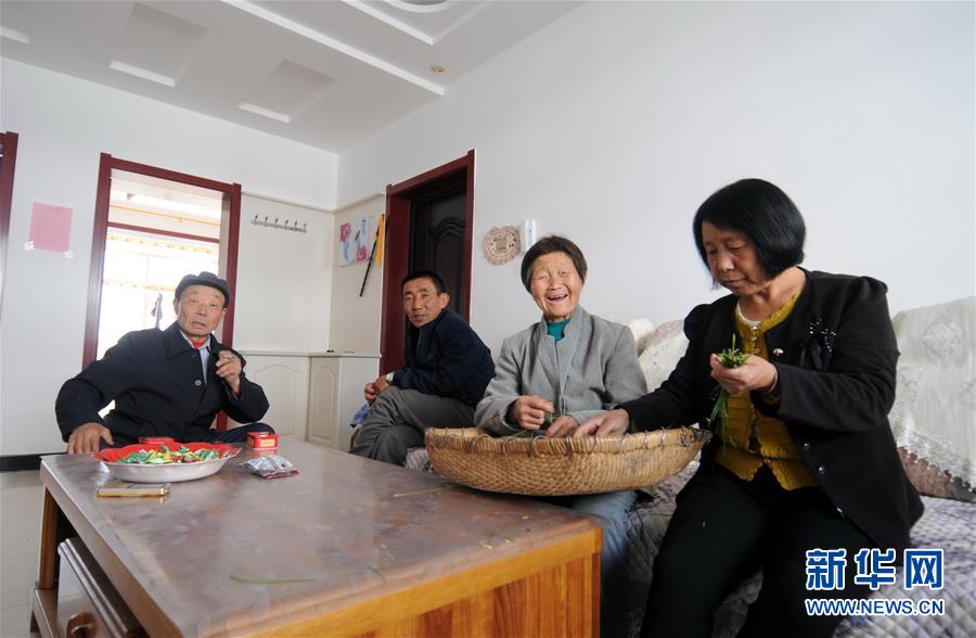 （新華全媒頭條·圖文互動）（1）開啟新征程　譜寫新史詩——以習(xí)近平同志為核心的黨中央引領(lǐng)中國特色社會主義進(jìn)入新時(shí)代