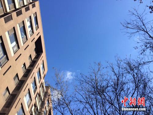 2017年12月7日，北京空氣質(zhì)量較好，圖為北京豐臺(tái)區(qū)某小區(qū)拍到的藍(lán)天。<a target='_blank'  >中新網(wǎng)</a> 邱宇 攝
