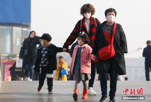 2016年12月19日，北京被霧霾籠罩，民眾戴防霧霾口罩出行。 <a target='_blank' >中新社</a>記者 杜洋 攝