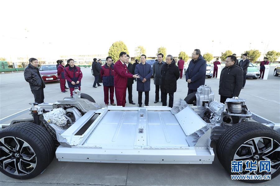 1月9日至10日，國(guó)務(wù)院副總理張高麗在安徽調(diào)研推動(dòng)長(zhǎng)江經(jīng)濟(jì)帶發(fā)展工作。這是1月9日，張高麗在江淮汽車股份有限公司了解企業(yè)生產(chǎn)經(jīng)營(yíng)和參與國(guó)際產(chǎn)能合作情況。新華社記者 龐興雷 攝