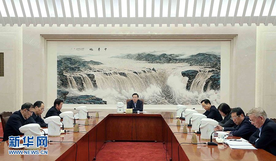 1月16日，中共十二屆全國(guó)人大常委會(huì)黨組在北京召開(kāi)會(huì)議，認(rèn)真學(xué)習(xí)領(lǐng)會(huì)習(xí)近平總書(shū)記在十九屆中央紀(jì)委二次全會(huì)上的重要講話和全會(huì)精神，研究部署貫徹落實(shí)工作。全國(guó)人大常委會(huì)委員長(zhǎng)、常委會(huì)黨組書(shū)記張德江主持會(huì)議并講話。新華社記者 劉衛(wèi)兵 攝