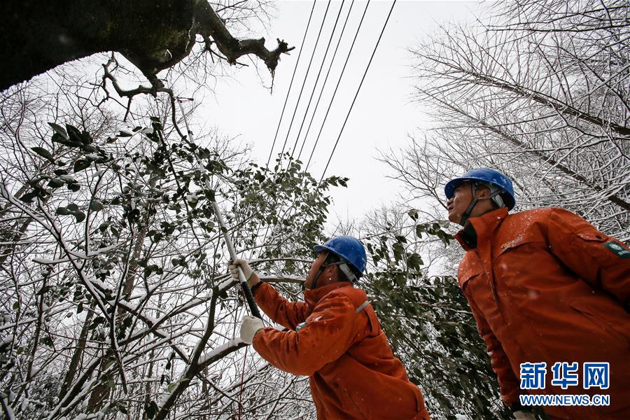 （新華全媒頭條）（8）雨雪冰凍中，他們奮力前行——基層黨員干群抗擊冰雪災(zāi)害紀(jì)實(shí)