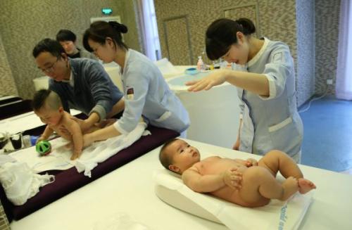資料圖片：1月30日，母嬰家庭保健師在上海一家月子會(huì)所內(nèi)護(hù)理嬰兒。新華社記者 裴鑫 攝