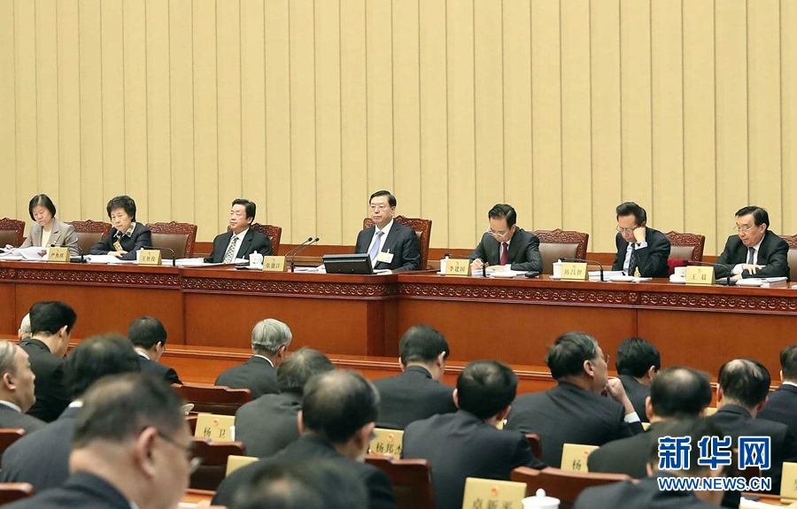 2月23日，十二屆全國(guó)人大常委會(huì)第三十三次會(huì)議在北京人民大會(huì)堂開(kāi)幕。張德江委員長(zhǎng)主持會(huì)議。 新華社記者　劉衛(wèi)兵　攝