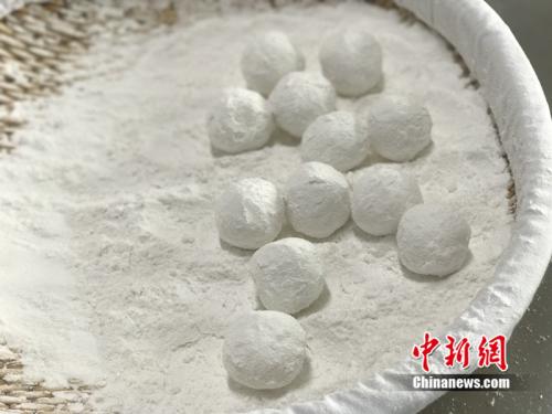 制作元宵時，首先要將餡料做好，沾上水，再投進(jìn)盛滿糯米粉的笸籮內(nèi)搖。<a target='_blank'  ><p  align=