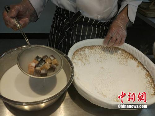 制作元宵時，首先要將餡料做好，沾上水，再投進(jìn)盛滿糯米粉的笸籮內(nèi)搖。<a target='_blank'  ><p  align=