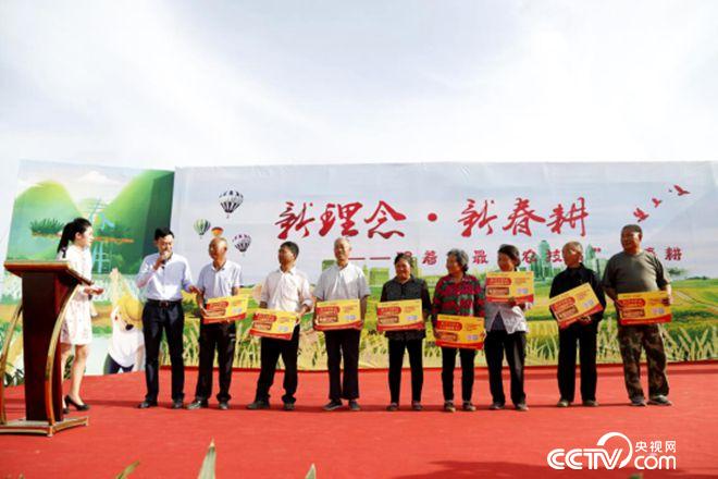 愛(ài)心企業(yè)與貧困農(nóng)戶結(jié)對(duì)子、送肥料