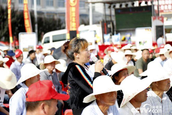 活動(dòng)現(xiàn)場(chǎng)，農(nóng)民搶答問(wèn)題