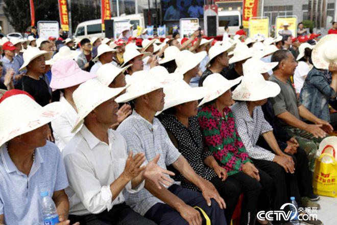 活動(dòng)現(xiàn)場(chǎng)，農(nóng)戶們聽(tīng)講很認(rèn)真