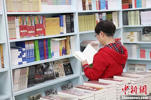 5月9日，一女子在哈爾濱市某書(shū)店選購(gòu)圖書(shū)。從5月1日至5月4日，全國(guó)32家紙廠宣布漲價(jià)，各紙種漲價(jià)幅度為每噸100元至300元不等。對(duì)此，出版行業(yè)業(yè)內(nèi)人士表示“因?yàn)榧垙垉r(jià)格上漲，直接造成了出版成本的明顯增加，出版行業(yè)只能被迫對(duì)圖書(shū)定價(jià)進(jìn)行調(diào)整。”
<a target='_blank' >中新社</a>記者 于琨 攝
