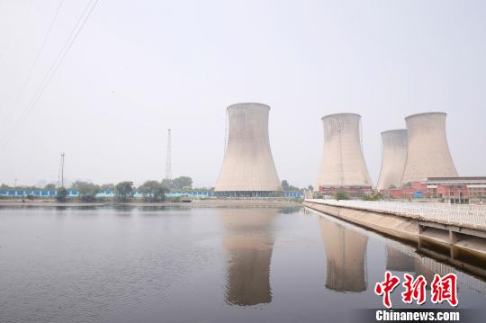 按照規(guī)劃，位于首鋼園區(qū)內(nèi)的滑雪大跳臺(tái)建成后將成為世界首例永久保留和使用的單板大跳臺(tái)場(chǎng)地。圖為單板大跳臺(tái)選址所在地?！№n海丹 攝