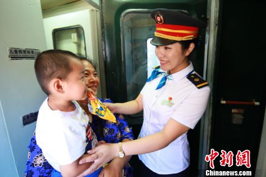 圖為列車員為旅客提供服務(wù)。(中國鐵路哈爾濱局集團有限公司提供)