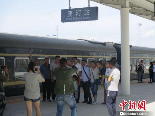 圖為旅客在漠河站合影留念。(中國鐵路哈爾濱局集團有限公司提供)