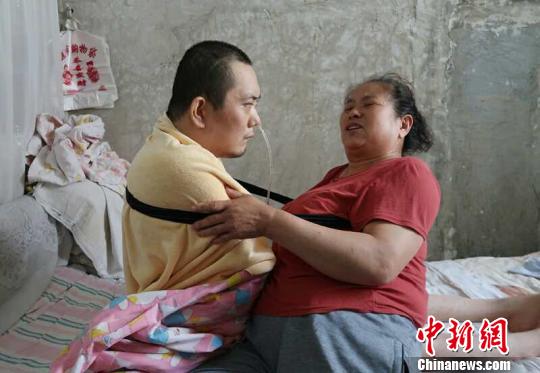 身體日漸衰老的梁青蘭每次幫兒子翻身、坐立，全身的衣物都要濕透一次。　尚明俠 攝
