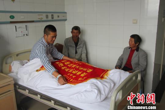 被救的李忠起、張總鳳夫婦看望受傷后的李運飛?！⊥粲?攝