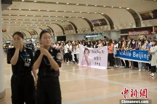 資料圖為一名韓國(guó)藝人的“粉絲”在北京首都國(guó)際機(jī)場(chǎng)接機(jī)。<a target='_blank' ><p  align=