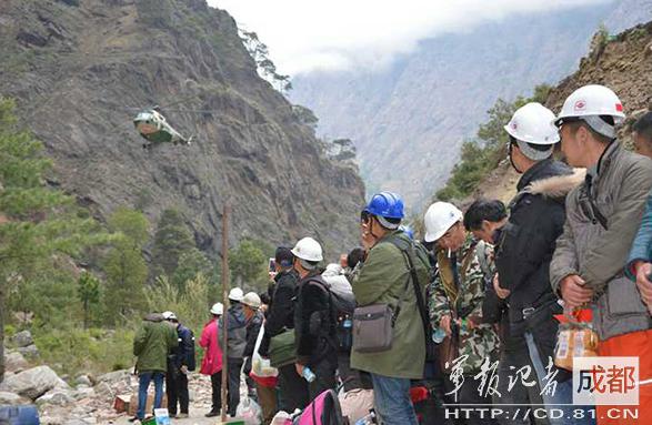 2015年4月，因地震被困尼泊爾的中國公民準備登機