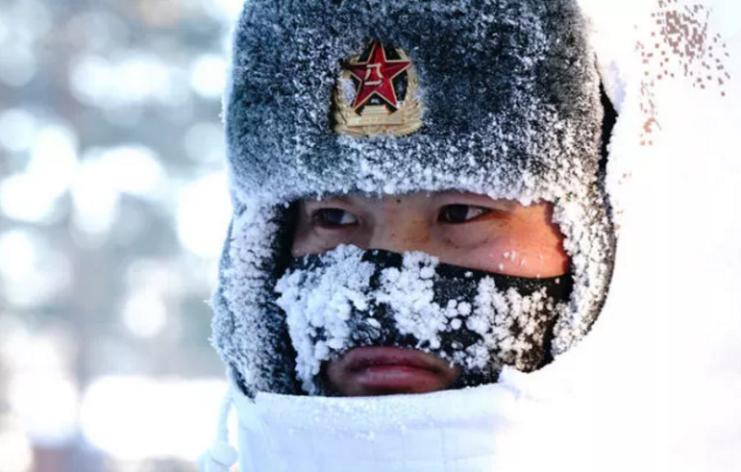2018年2月5日，駐守在漠河縣北極村的北部戰(zhàn)區(qū)陸軍某部官兵在執(zhí)勤（來源：新華社）