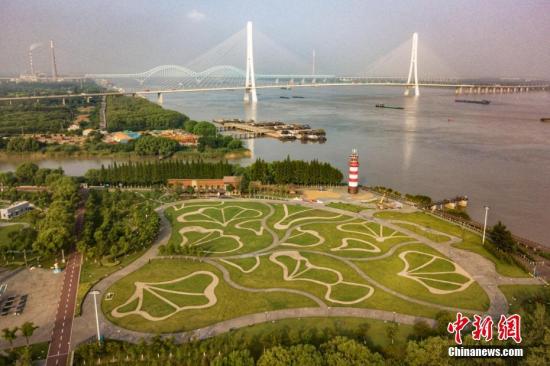 8月9日，航拍南京魚(yú)嘴濕地公園，旁邊就是南京第三長(zhǎng)江大橋。 <a target='_blank' >中新社</a>記者 泱波 攝