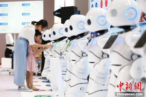 圖為8月15日，2018世界機器人大會在北京亦創(chuàng)國際會展中心揭幕，160余家中外機器人領(lǐng)軍企業(yè)帶來的前沿產(chǎn)品集體亮相，讓觀眾直接感受科技改變生活。<a target='_blank' >中新社</a>記者 富田 攝
