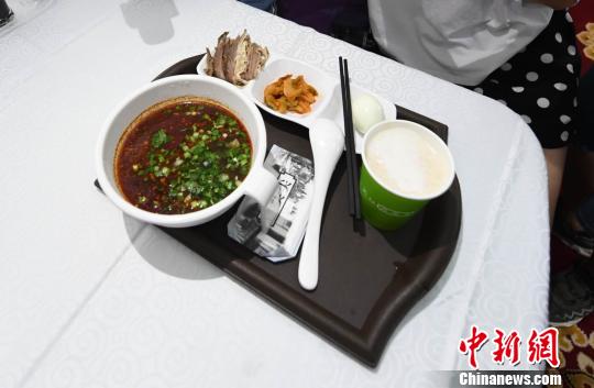 圖為“環(huán)西部火車游Y667/8次”列車上推出蘭州牛肉面套餐，套餐38元，有一碗牛肉面、一碟牛肉、一個雞蛋、一份小菜、一份甜胚子。　楊艷敏 攝