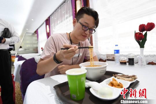 圖為旅客在列車上享用正宗牛肉面。　楊艷敏 攝