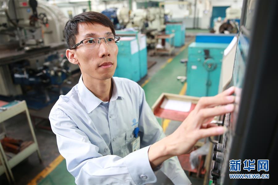 (圖文互動)(3)他用匠心守護(hù)飛機(jī)心臟——記中國航發(fā)沈陽黎明航空發(fā)動機(jī)有限責(zé)任公司一線工人洪家光