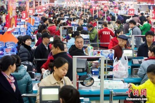 資料圖：民眾購買生活用品。張云 攝