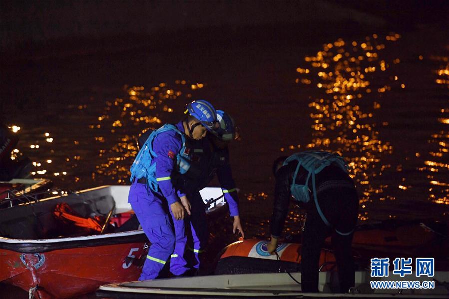 （重慶公交車墜江事故·圖文互動）（1）夜幕降臨，重慶萬州公交客車墜江事故救援工作仍在進行中