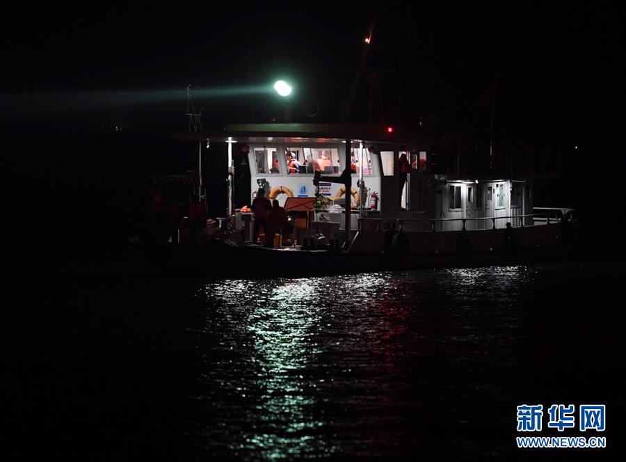 （重慶公交車墜江事故·圖文互動）（2）夜幕降臨，重慶萬州公交客車墜江事故救援工作仍在進行中