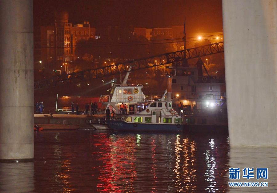 （重慶公交車墜江事故·圖文互動）（3）夜幕降臨，重慶萬州公交客車墜江事故救援工作仍在進行中