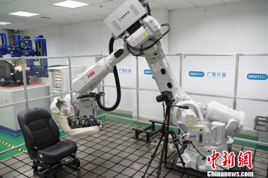 機(jī)器人測(cè)試桌椅?！”R育辛 攝