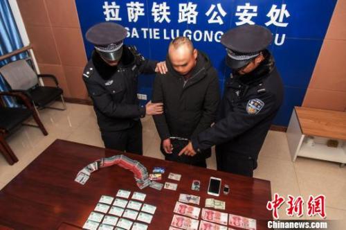 資料圖：一犯罪嫌疑人對(duì)拉薩鐵路警方查獲的火車票進(jìn)行指認(rèn)?！『鷤黯?攝