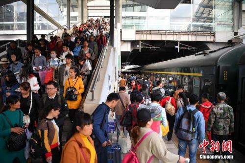 資料圖：2018年3月12日，旅客在昆明火車站進(jìn)站乘車。<a target='_blank' ><p  align=