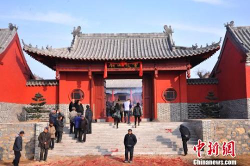 資料圖：元旦小長(zhǎng)假期間，威海南海新區(qū)云龍山上舉辦新年廟會(huì)。　劉昌勇 攝
