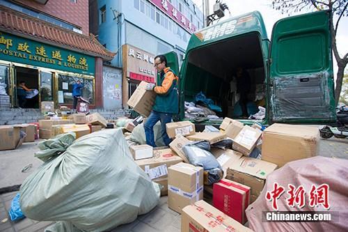 資料圖：物流人員在分揀快遞。<a target='_blank' ><p  align=