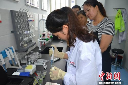資料圖：工作人員根據(jù)消費(fèi)者要求現(xiàn)場(chǎng)檢驗(yàn)，共筑食品安全。<a target='_blank' ><p  align=