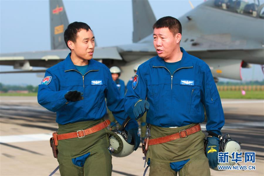 （新華全媒頭條·圖文互動）（3）戰(zhàn)鷹，為祖國奮飛——記空軍航空兵某旅旅長、特級飛行員郝井文