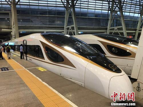 資料圖：復(fù)興號(hào)動(dòng)車組在京津城際鐵路按照時(shí)速350時(shí)速達(dá)速運(yùn)行。冷昊陽 攝