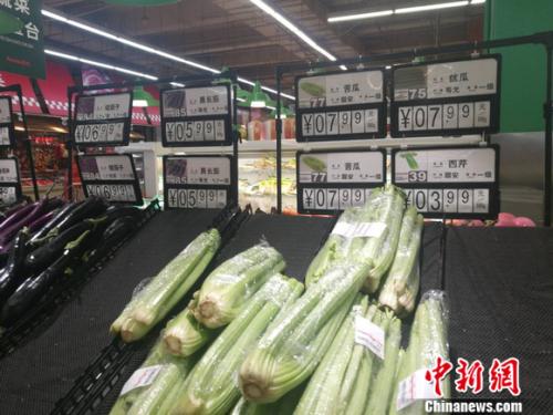 圖為超市里的蔬菜攤。正值晚間，一些菜已被人們買空。 謝藝觀 攝