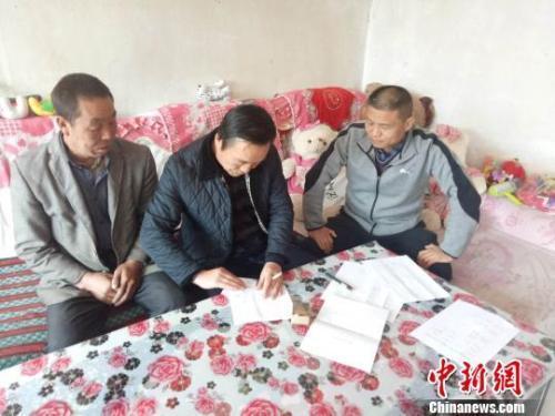 資料圖：圖為扶貧隊伍進(jìn)貧困戶里，給貧困戶宣講政策?！＄娦?攝