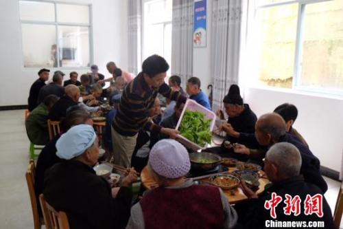資料圖：社會福利中心吃飯的老人們。徐學練 攝。