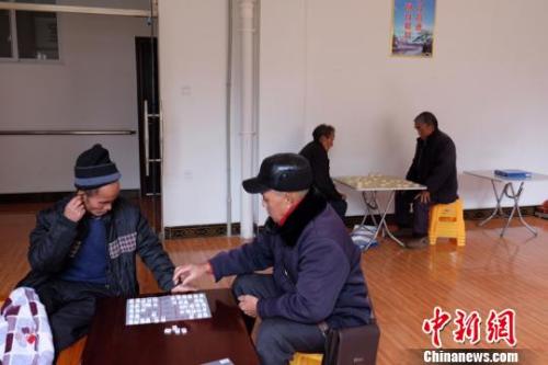 資料圖：老人們在下棋。徐學練 攝。