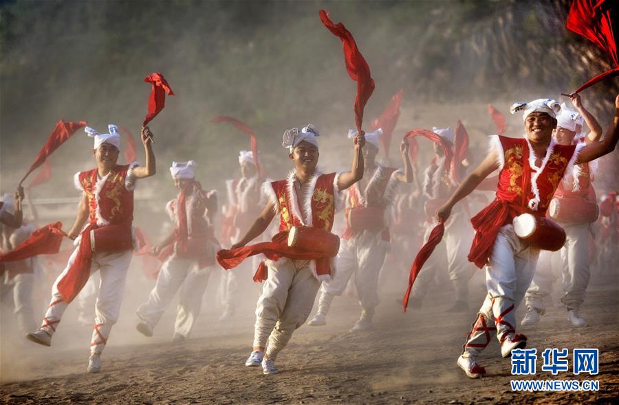 （新華全媒頭條·迎接兩會(huì)特別報(bào)道·圖文互動(dòng)）（7）奮進(jìn)，向著第一個(gè)百年奮斗目標(biāo)——寫(xiě)在2019年全國(guó)兩會(huì)召開(kāi)之際