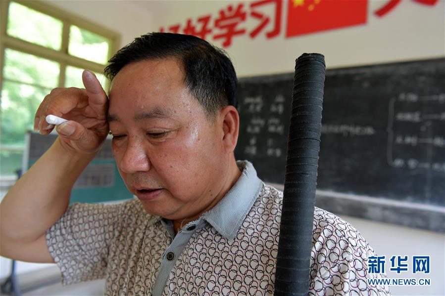 （中國(guó)網(wǎng)事·感動(dòng)2019·圖文互動(dòng)）（2）鄉(xiāng)村教師高自仁：60多根拐杖，撐起42年教學(xué)路