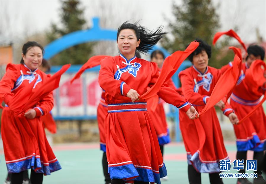 （壯麗70年·奮斗新時代·圖文互動）（1）情同一家，守望相助，共奔小康——內(nèi)蒙古興安盟巴彥敖包嘎查民族團結(jié)見聞