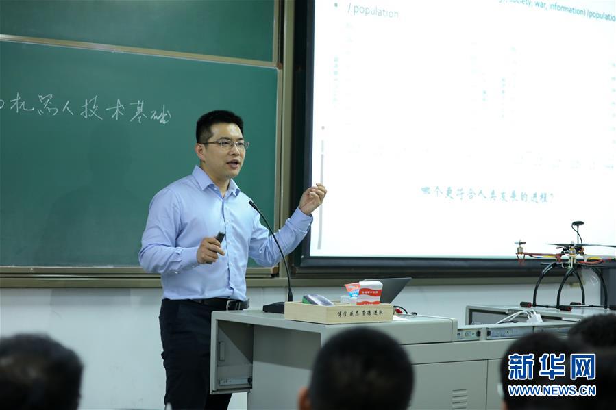 （圖文互動(dòng)）（1）心懷藍(lán)天　逐夢(mèng)云霄——記天津大學(xué)教授、一飛智控創(chuàng)始人齊俊桐