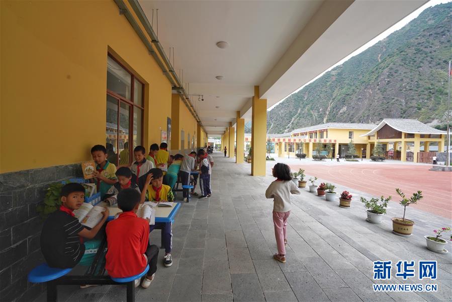 （直過(guò)民族脫貧攻堅(jiān)·圖文互動(dòng)）（8）下山！傈僳群眾開啟新生活