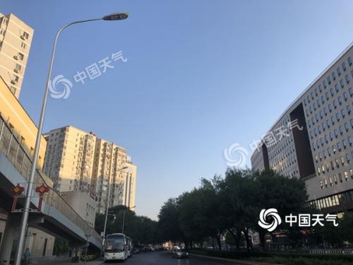 今晨北京天氣晴朗，陽(yáng)光明媚。（圖/王曉）